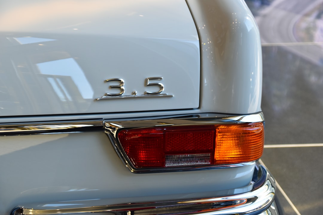 Ikony stylu lat 50: Moda, muzyka i kino