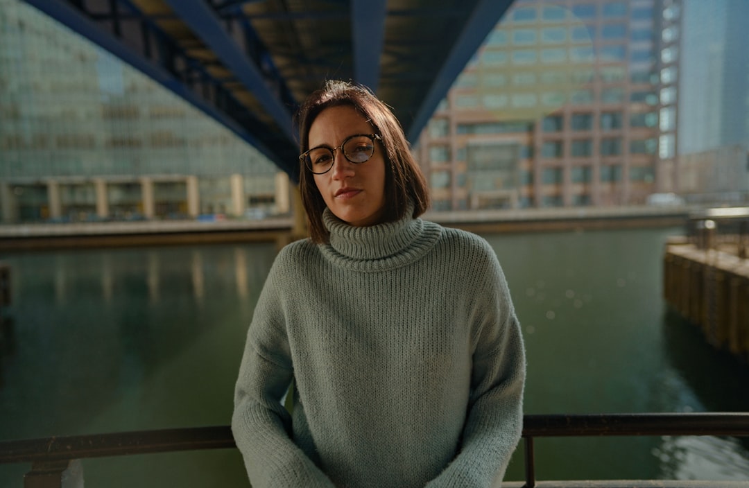 Sweter wełniany skurczył się w praniu: co zrobić?